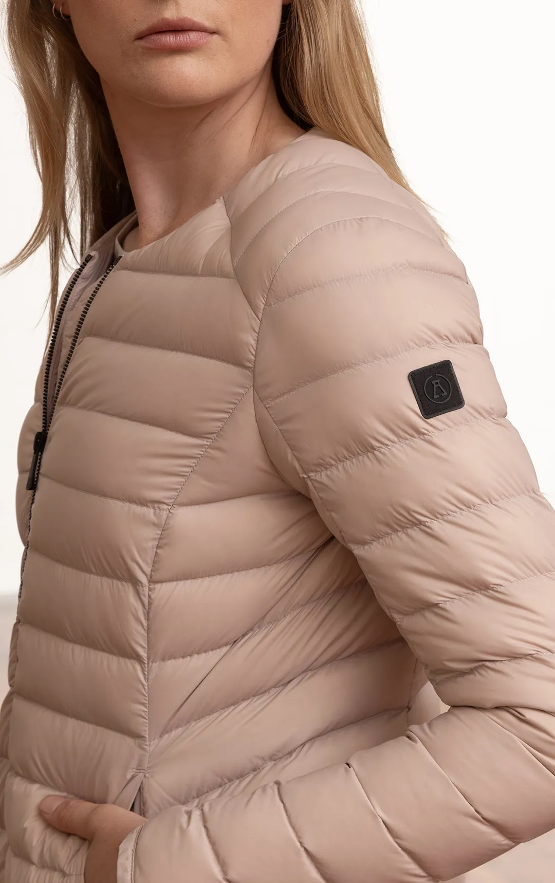 ESSENTIAL LIGHTWEIGHT DOWN JACKET